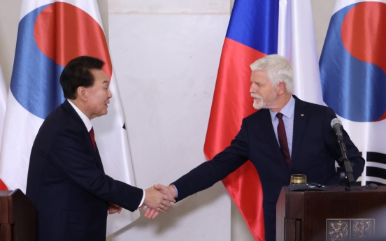 Leaders of S. Korea, Czech Republic agree to discuss nuclear energy push