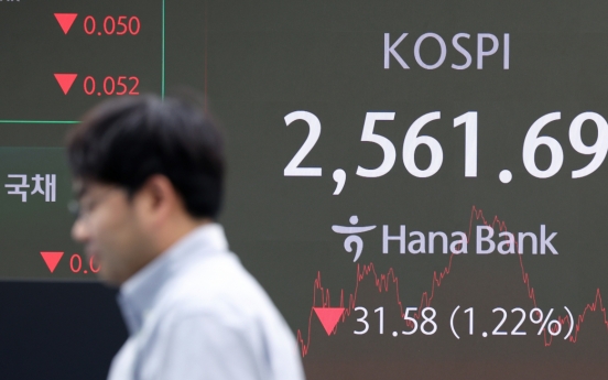 Kospi slump hits retail investors hard in Q3, but foreign investors gain