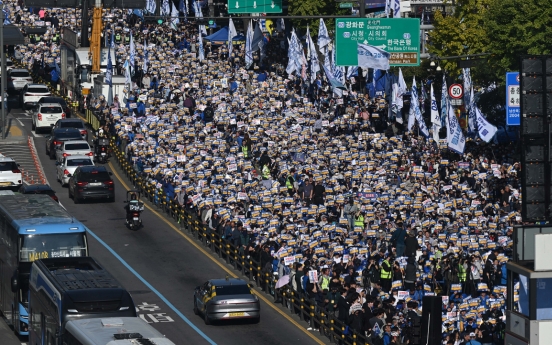 [Photo news] Rally against first couple