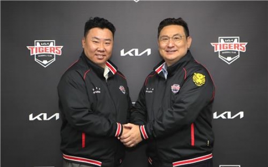 Korean Series champions Tigers give manager new 3-year deal