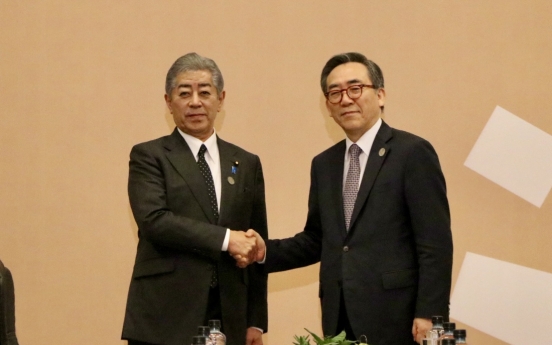 Top diplomats of S. Korea, Japan hold talks on sidelines of APEC summit in Peru