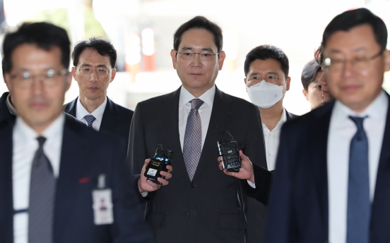 Prosecutors seek 5-year prison term for Samsung chief in merger retrial