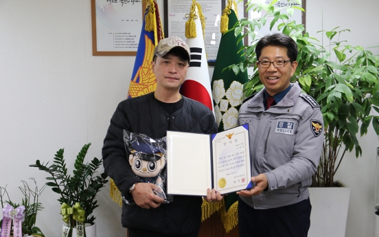 Man awarded for saving Suneung test-taker