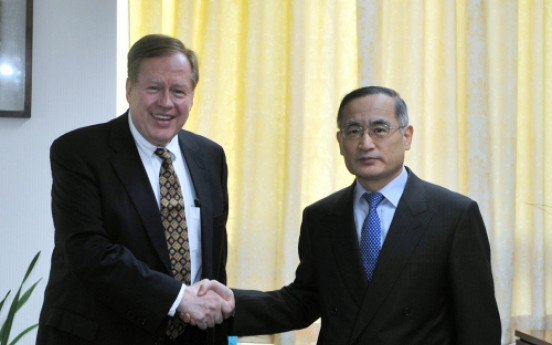 U.<b>S</b>. envoy implies discussing aid to N. Korea