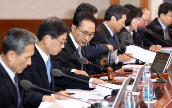 Lee calls for utmost efforts to ease public anxiety about inflation