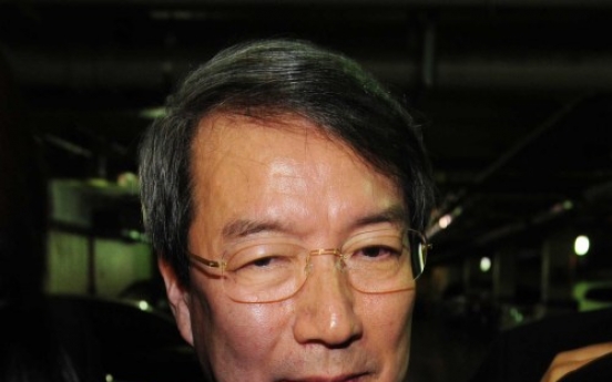 Chung to remain on political stage