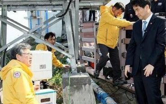 Minister visits Dokdo with radiation monitor