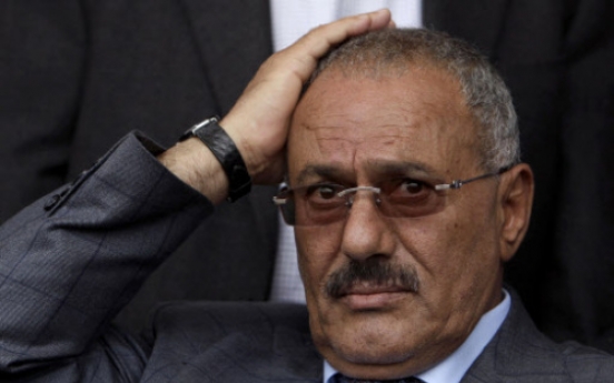 Hurt Yemeni leader flies to Saudi Arabia for care