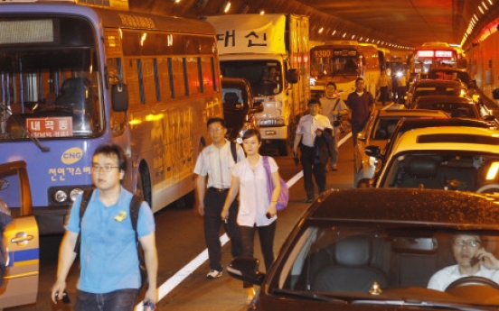 Taxi fire distrupts traffic in Namsan tunnel