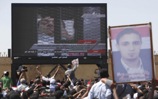 ‘Caged’ Hosni Mubarak denies all charges