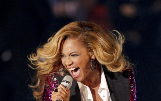 Perry wins top award, but Beyonce baby tops show