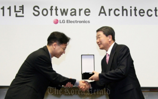 LG Electronics CEO presents awards, stresses software competitiveness