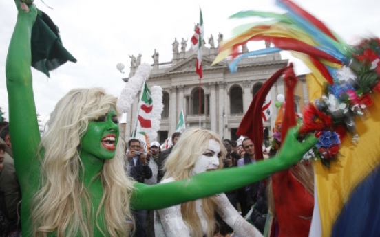Thousands demonstrate against Berlusconi