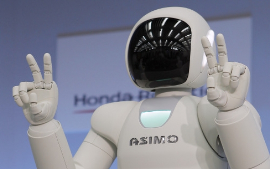 Honda shows smarter robot, helps in nuclear crisis