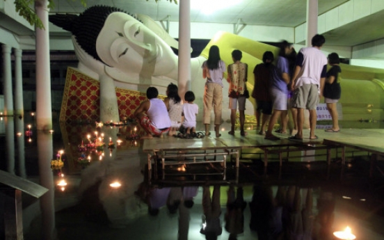 Amid flood catastrophe, Thais begin festival