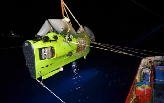 Cameron completes journey to Earth's deepest point