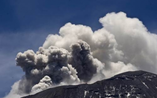 Mexico volcano roars, spews glowing rocks