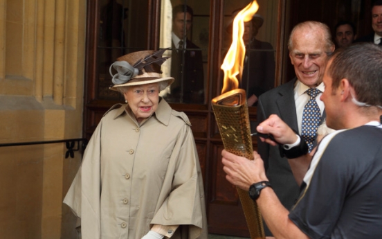 Queen greets Olympic torch at Windsor Castle