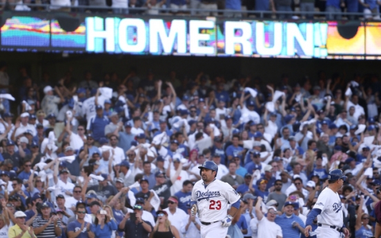 Dodgers turn on power to stay alive