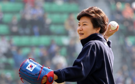 [Photo News] President Park's first ceremonial pitch for the Korean Series