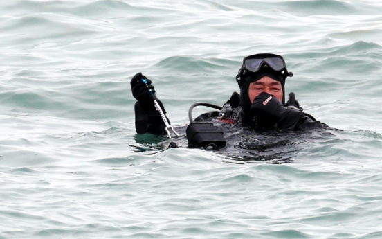 [Newsmaker] Divers risk lives to find, save missing passengers