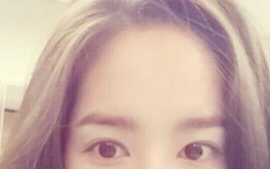 Park Min-young shows off natural beauty in selfie