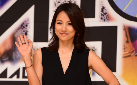 Lee Hyori shows off all black style