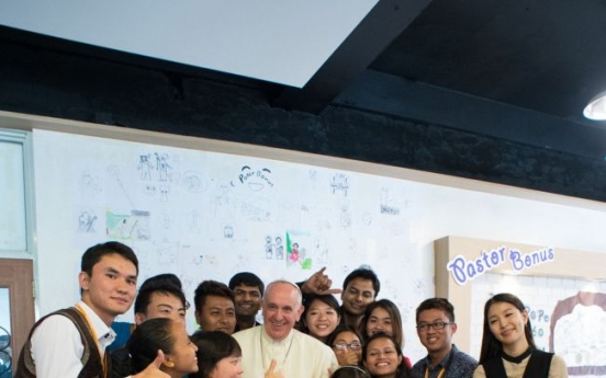 (Photo News) Pope takes selfies with youths