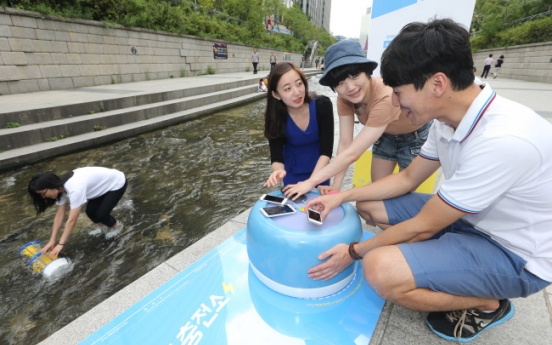 Cheonggyecheon gets phone battery chargers