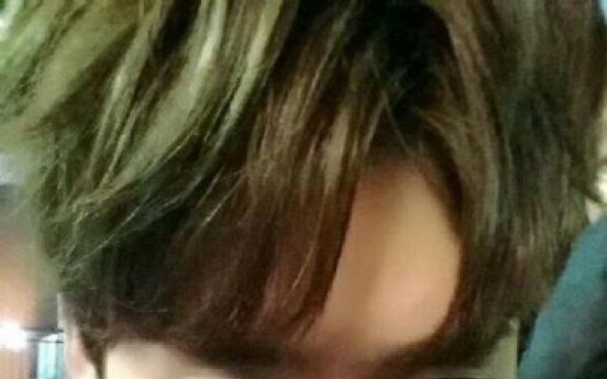 Lee Jong-suk boasts his flawless skin in close-up selfie