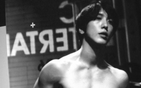 Feasting eyes on Jung Yong-hwa’s abs