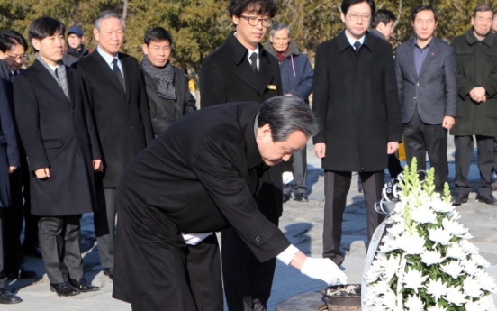 Kim Moo-sung visits Roh Moo-hyun's tomb