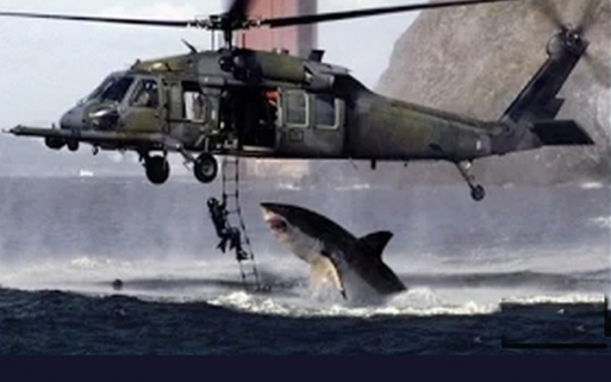상어에 공격받는 헬리콥터 男?