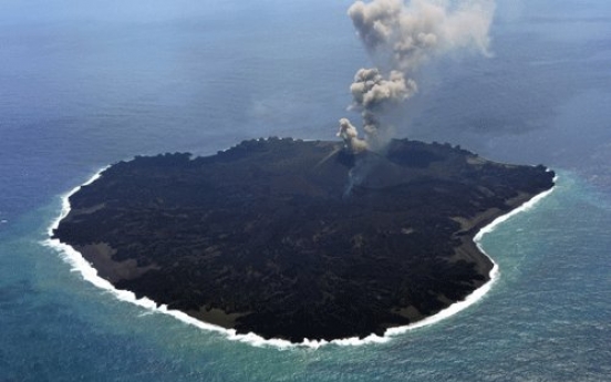 일본에 생긴 화산섬, 독도는 이제 그만?