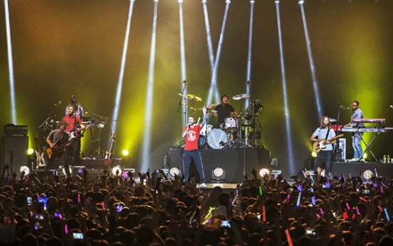 Korean fans prop up Maroon 5’s shaky Seoul concert