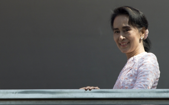 Suu Kyi's party projects landslide in historic Myanmar vote