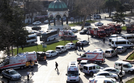 Suicide bomber kills 10, wounds 15 in Istanbul tourist area