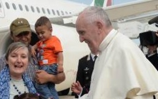 [Newsmaker] Pope brings 12 Syrian refugees to Rome
