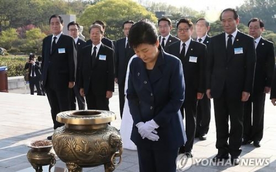 朴대통령, 4·19 묘지 참배…총선후 첫 외부일정
