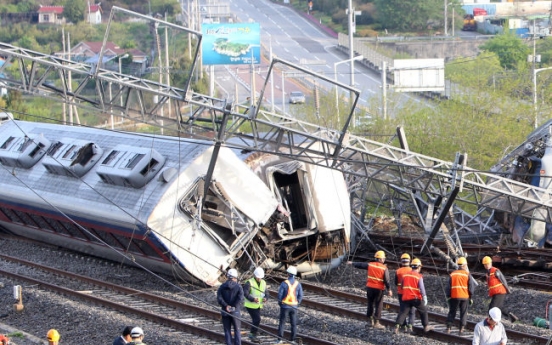 1 dead, 8 injured in train derailment