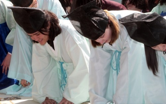 Foreign students struggle to adapt to Korea's hierarchical culture: survey