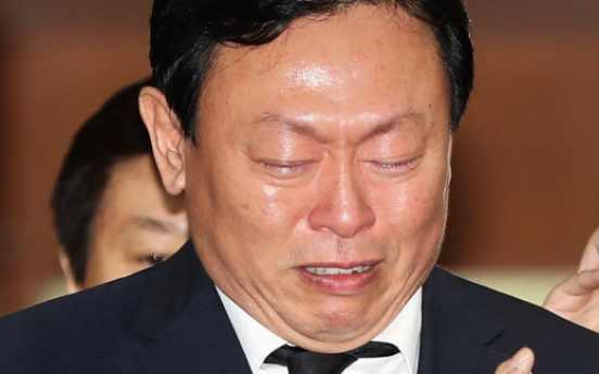 Lotte chief sheds tears at No. 2 man's funeral