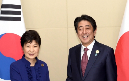 Park, Abe hold summit over NK provocations, bilateral issues