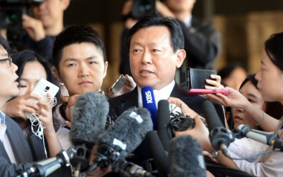 [LOTTE CRISIS] Lotte Group Chairman Shin Dong-bin appears at prosecutors’ office