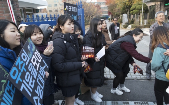606,000 students take college entrance exam