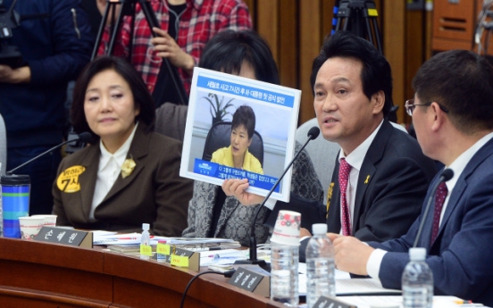 Lawmakers grill aides over Choi scandal