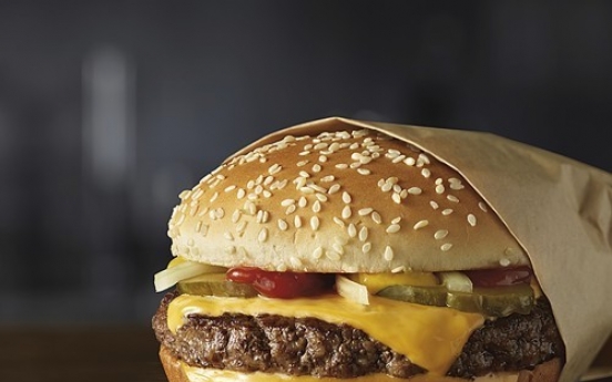 ‘40년만의 대변신’ 맥도날드, 생고기 패티 햄버거 내놓는다
