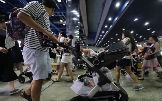 No. of fathers taking childcare leave soars 54.2% in Q1