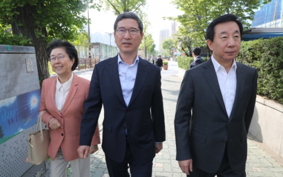 Bareun Party members pressures Yoo for conservative merger