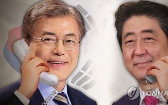 [Breaking] Moon Jae-in talks with Abe over disputed ‘comfort women’ deal